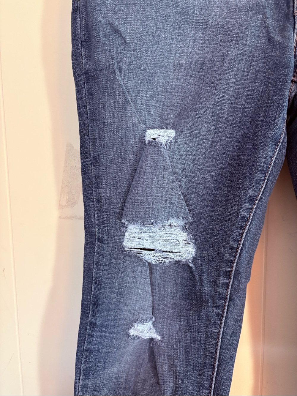 Levi’s 711 Skinny Jeans 8 Medium 29x30 Distressed Ripped New Blue Denim Women’s - Picture 5 of 9